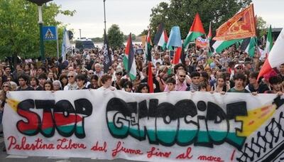 Miles de personas participan en una manifestación en solidaridad con Gaza durante la celebración del Festival de Cine de Venecia.