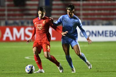El paraguayo Damián Bobadilla, futbolista de Cerro Porteño, pelea por el balón con Gabriel Villamil, jugador de Bolívar, en el partido por la fase de grupos de la Copa Libertadores en el estadio Olímpico Hernando Siles, en La Paz, Bolivia.