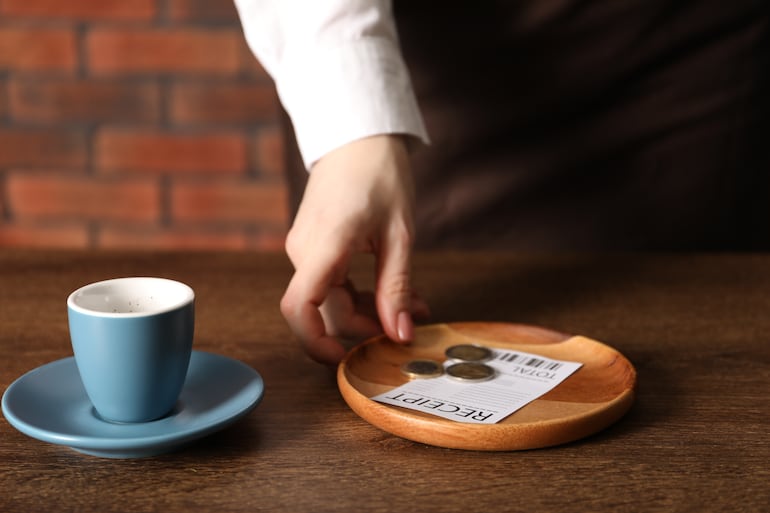 Concepto de dejar propina en el restaurante.