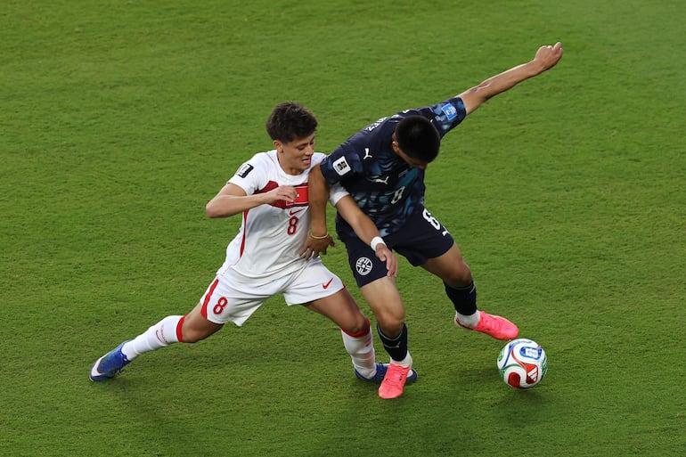 Diego Gómez de Paraguay es disputado por Arda Güler de Turquía durante el partido del Grupo D de la Copa Mundial de la FIFA 2026 entre Turquía y Paraguay en el San Francisco Bay Area Stadium.