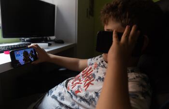 Las profesoras que lanzaron el pasado 5 de noviembre dos campañas en la plataforma Change.org para pedir prohibir por ley el uso de móviles a menores de 14 y 16 años, registrarán este jueves más de 63.000 firmas en el Congreso de los Diputados.