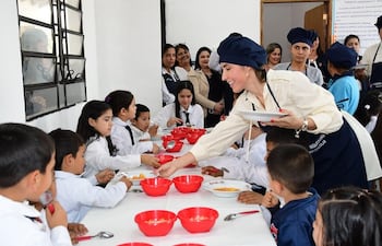 Norma Zárate entregó la comida "para la foto oficial" a los niños, luego la CGR detectó que no llegó la ración en una escuela de Paraguarí.