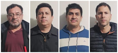 Cuatro hombres alineados: uno con barba y gafas, otro con chaqueta negra, el tercero con sudadera a rayas y el último con chaqueta negra.