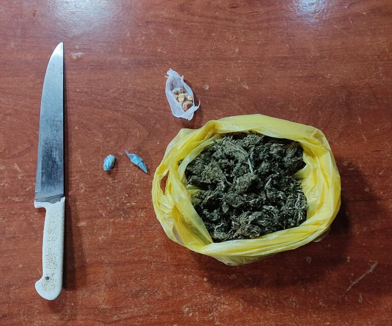  El cuchillo y la marihuana que la Policía afirma haber encontrado en poder de Alexis René Mendieta Ovelar.