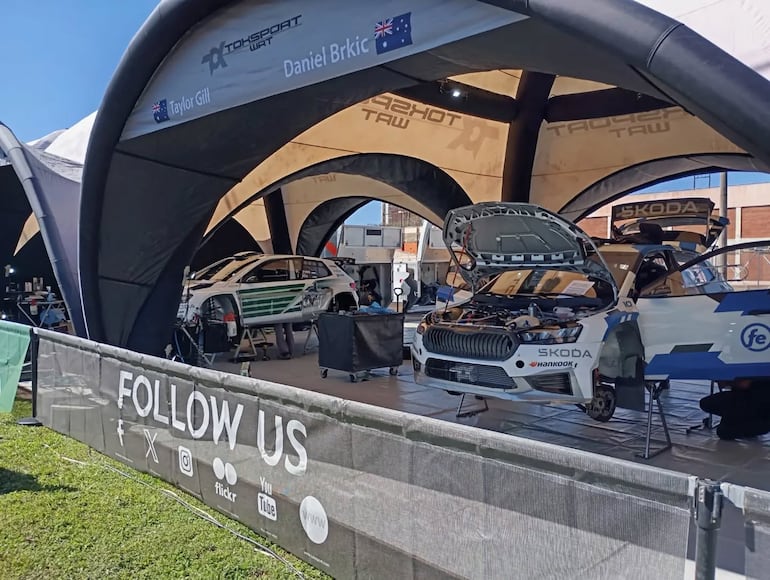 Los dos autos del Toksport WRT 2 ya están en el Parque de Servicios de la Costanera de Encarnación. Uno lo manejará el estonio Robert Virves (izquierda), líder de la categoría WRC2, y el otro, el australiano Taylor Gill.