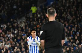Brighton's Paraguayan midfielder #25 Diego Gomez reacts after missing a penalty during the penalty shootout during the English FA Cup quarter-final football match between Brighton & Hove Albion and Nottingham Forest at the Amex stadium, in Brighton, on March 29, 2025. (Photo by Glyn KIRK / AFP) / RESTRICTED TO EDITORIAL USE. No use with unauthorized audio, video, data, fixture lists, club/league logos or 'live' services. Online in-match use limited to 120 images. An additional 40 images may be used in extra time. No video emulation. Social media in-match use limited to 120 images. An additional 40 images may be used in extra time. No use in betting publications, games or single club/league/player publications. /