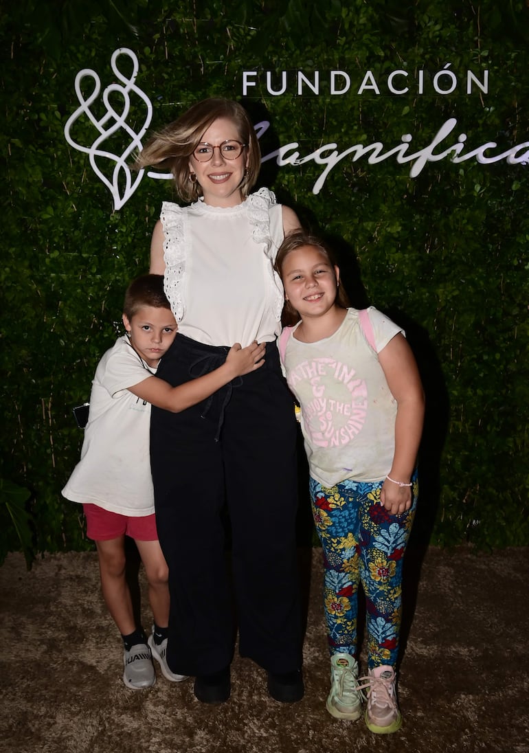 Sabrina Ayala con sus hijos Renato y Emma Caballero Ayala.
