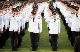 Nuevos suboficiales de la Policía Nacional de la promoción “Suboficial Superior P.S. Catalino Ojeda Romero” durante el acto celebrado ayer en el estadio Defensores del Chaco.