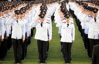 Nuevos suboficiales de la Policía Nacional de la promoción “Suboficial Superior P.S. Catalino Ojeda Romero” durante el acto celebrado ayer en el estadio Defensores del Chaco.