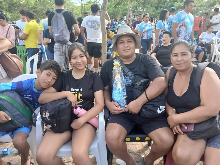 Maira Ruiz, Miguel Montanía, Paulina Pérez y Tadeo Pérez son una familia que ama vivir a la sombra de la fe y que cada año llega hasta Caacupé para agradecer las bendiciones recibidas.