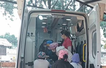 Profesionales de salud del Hospital Regional de Pedro Juan Caballero, suben al paciente a bordo de una ambulancia para su traslado.