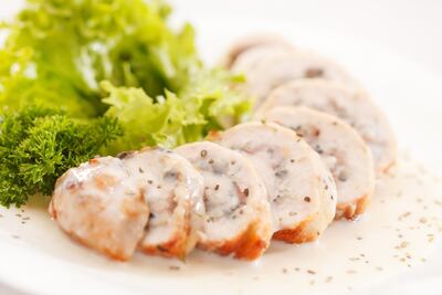 Roll de ave con relleno.