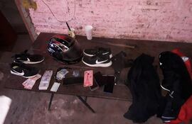 Algunas de las evidencias incautadas en el allanamiento en busca de los implicados en el asalto a bodega.