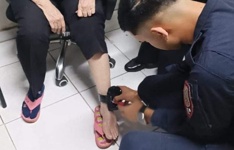 Paraguay uses an electronic ankle monitor on a woman for the first time