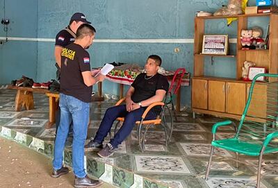 Agentes de Investigaciones de Alto Paraná le leen sus derechos al detenido Eusebio Ovelar Bogado.