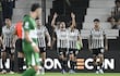 Los jugadores de Libertad festejan un gol en el partido frente a Olimpia por la fecha 18 del torneo Apertura 2026 de la Primera División de Paraguay en el estadio La Huerta, en Asunción Paraguay.