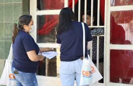 Dos censistas realizando el censo piloto.