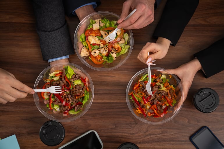 Almuerzo en la oficina.