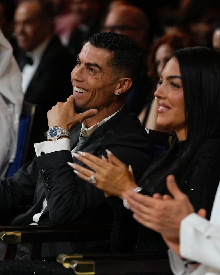 Cristiano Ronaldo y su amada Georgina Rodríguez en el acto durante el cual fue nombrado Mejor Jugador de Medio Oriente. (Instagram/Cristiano Ronaldo)