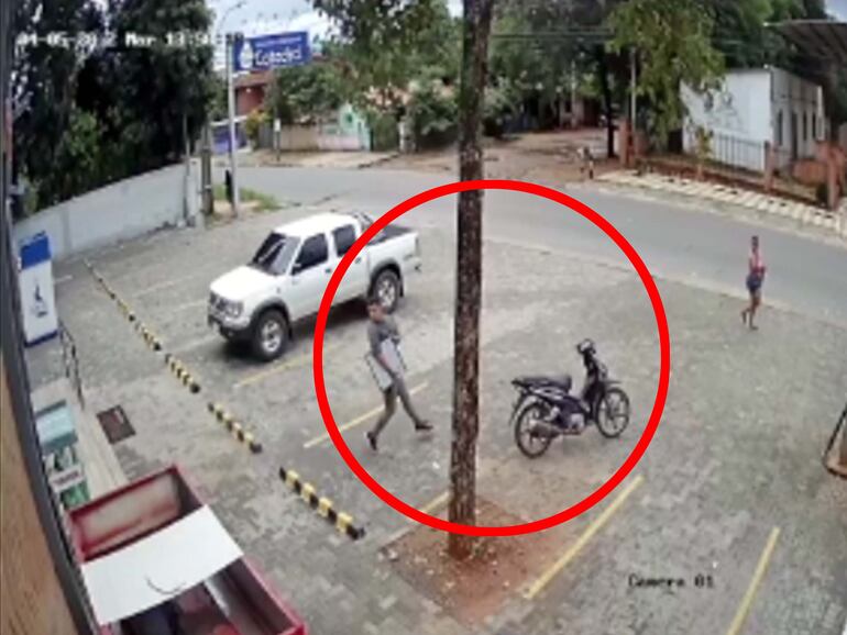 Elías sale con la caja de una tienda de Biggie de M. R. Alonso.