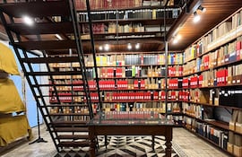 La biblioteca del Ateneo Paraguayo posee 10.000 volúmenes de libros de autores paraguayos.