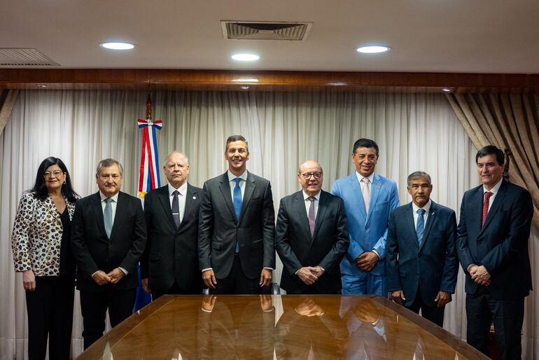 El presidente Santiago Peña con los ministros de la CSJ. 