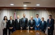 Los ministros de la Corte con el presidente Santiago Peña (C).