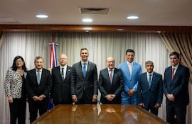 Santiago Peña firmó el 29 de diciembre pasado la ley que devuelve feudos a ministros de Corte de la Corte Suprema.