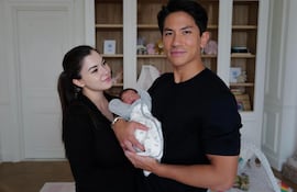 Los príncipes Abdul Mateen y Anisha de Brunéi con la recién nacida Zahra.