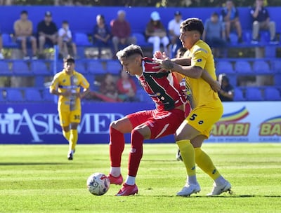 Juan Vera (d9; futbolista de Sportivo Trinidense, disputa el balón en un partido frente a Atlético Tembetary por el torneo Clausura 2025 de la Primera División de Paraguay en el estadio Luis Alfonso Giagni, en Villa Elisa, Paraguay. 