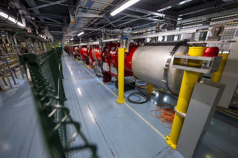 Una vista del Inner Triplet String, un banco de pruebas a escala real destinado a comprobar componentes esenciales del proyecto Hilumi HL-LHC; este nuevo imán superconductor permitirá concentrar haces de partículas y aumentar el número de colisiones, en la Organización Europea para la Investigación Nuclear (CERN), en Meyrin cerca de Ginebra, Suiza, 26 de junio de 2026.   
