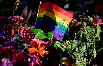 Una bandera de arcoíris en un memorial con flores en homenaje a las víctimas del atentado del pasado sábado en Berlín.