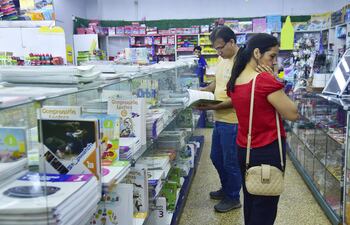 Como ya es propio en esta época, desde útiles escolares hasta uniformes son los más solicitados en los centros comerciales.