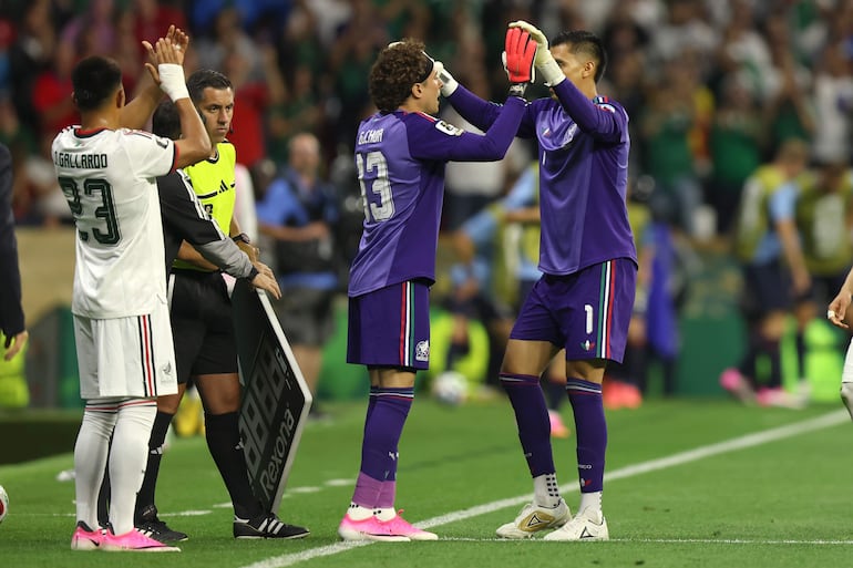 Raúl Rangel saluda a Guillermo Ochoa de México este miércoles, en un partido del grupo A del Mundial de la FIFA 2026 entre República Checa y México en el estadio Azteca en Ciudad de México (México). 