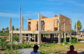 Así quedó obra que sería el dispensario médico en la comunidad de María Elena, donde residen las últimas 140 familias de los Tomarahos.