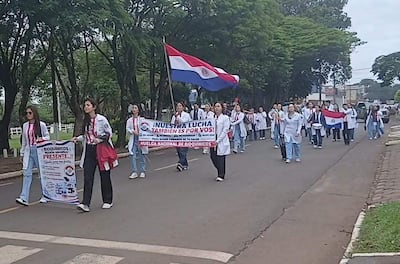 Marcha de bioquímicos en la ciudad de Pedro Juan Caballero en tercer día de la huelga nacional.