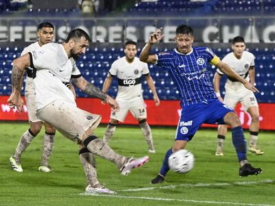 Lucas Pratto (i), futbolista de Olimpia, remata en un partido ante Sol de América por la duodécima jornada del torneo Apertura 2024 del fútbol paraguayo en el estadio Defensores del Chaco, en Asunción, Paraguay.