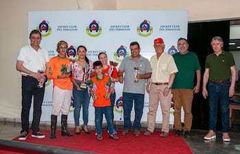 La gente del stud 8 Años celebrando la victoria de Magic King y Show Emotion en los clásicos "Consagración de Nacionales".
