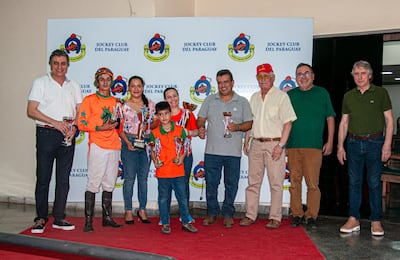 La gente del stud 8 Años celebrando la victoria de Magic King y Show Emotion en los clásicos "Consagración de Nacionales".