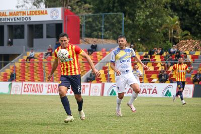 El zaguero aurirrojo, César Coronel sale con pelota dominada ante la presencia del histórico goleador, Santiago Salcedo. (Foto: APF)