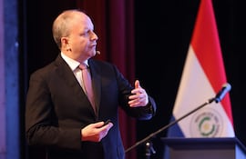 AME7701. ASUNCIÓN (PARAGUAY), 12/12/2025.- El ministro de Economía y Finanzas de Paraguay, Carlos Fernández, habla en la Conferencia Magistral 'Paraguay Evaluación 2025 y Perspectivas 2026' este viernes, en Asunción (Paraguay). Paraguay cerrará 2025 con un crecimiento económico del 6 %, un desempeño que duplica al promedio 2,7 % esperado en la región latinoamericana, informó este viernes el Banco Central (BCP). EFE/ Juan Pablo Pino