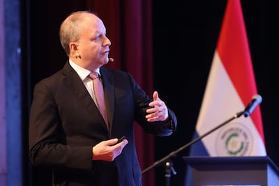 AME7701. ASUNCIÓN (PARAGUAY), 12/12/2025.- El ministro de Economía y Finanzas de Paraguay, Carlos Fernández, habla en la Conferencia Magistral 'Paraguay Evaluación 2025 y Perspectivas 2026' este viernes, en Asunción (Paraguay). Paraguay cerrará 2025 con un crecimiento económico del 6 %, un desempeño que duplica al promedio 2,7 % esperado en la región latinoamericana, informó este viernes el Banco Central (BCP). EFE/ Juan Pablo Pino