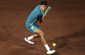 Adolfo Daniel Vallejo de Paraguay devuelve un golpe contra Tommy Paul de los Estados Unidos durante el partido de individuales en el tercer día del Fayez Sarofim & Co. U.S. Men's Clay Court Championship en el River Oaks Country Club, en Houston, Texas.
