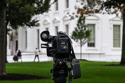 Una cámara de un medio de comunicación fuera de la Casa Blanca.