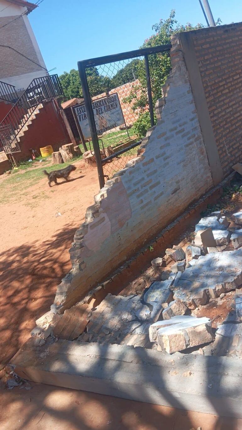 Parte de la muralla que colapsó en la Escuela Virgen del Carmen de la ciudad de Guarambaré. Foto: Gentileza.