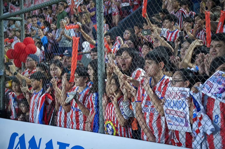 Los hinchas presentes en el estadio Gunther Vogel de San Lorenzo para rendir homenaje al portero de la selección paraguaya, Orlando Gill. (Foto: Sportivo San Lorenzo)