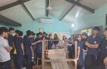 Un grupo de 129 estudiantes visitó Yataity para conocer las técnicas del tejido ao po’i.