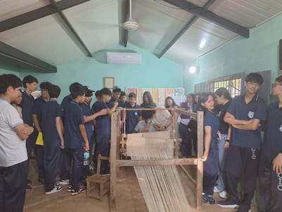 Un grupo de 129 estudiantes visitó Yataity para conocer las técnicas del tejido ao po’i.