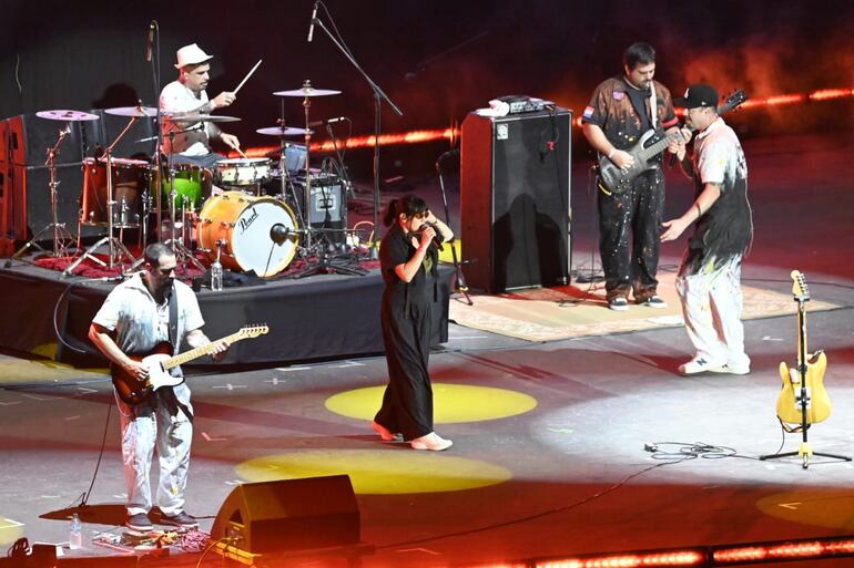 Altamirano haciendo "CasaNueva" junto a Belén Pinto.