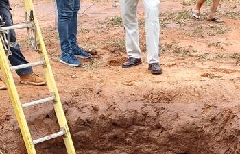 Bomberos voluntarios trabajan para el rescate de un cuerpo hallado en una fosa preparada para pozo ciego, en la ciudad de Itá.